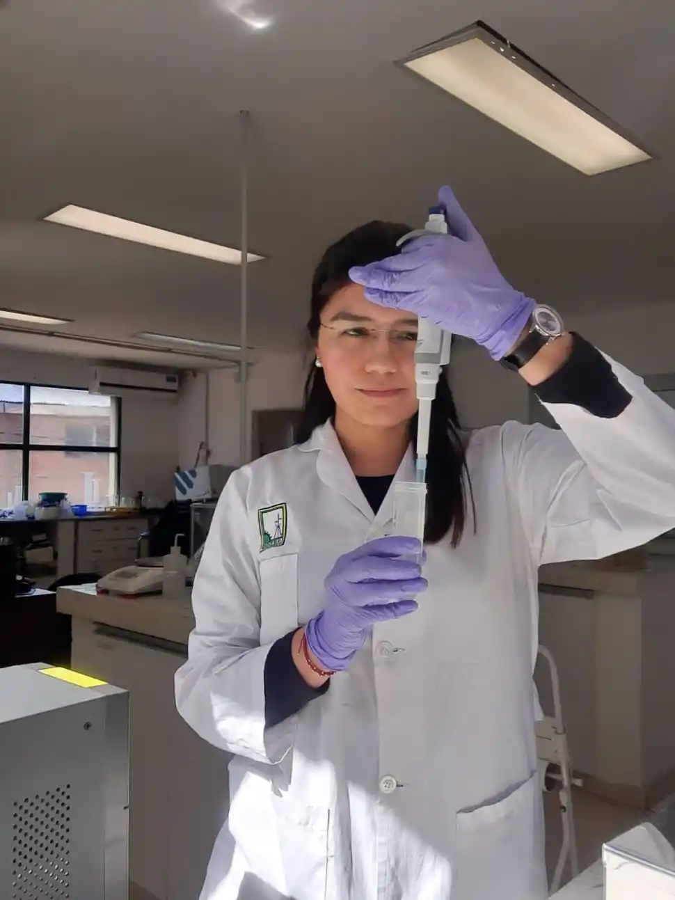 FASES DEL TRABAJO. Lucrecia Ludueña y las muestras que se analizan.