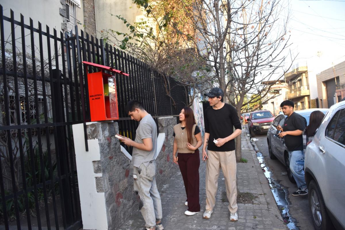 UNA MIRADA. Aunque sea para ver las hojas de las obras, la gente se detiene. LA GACETA/ FOTO DE OSVALDO RIPOLL