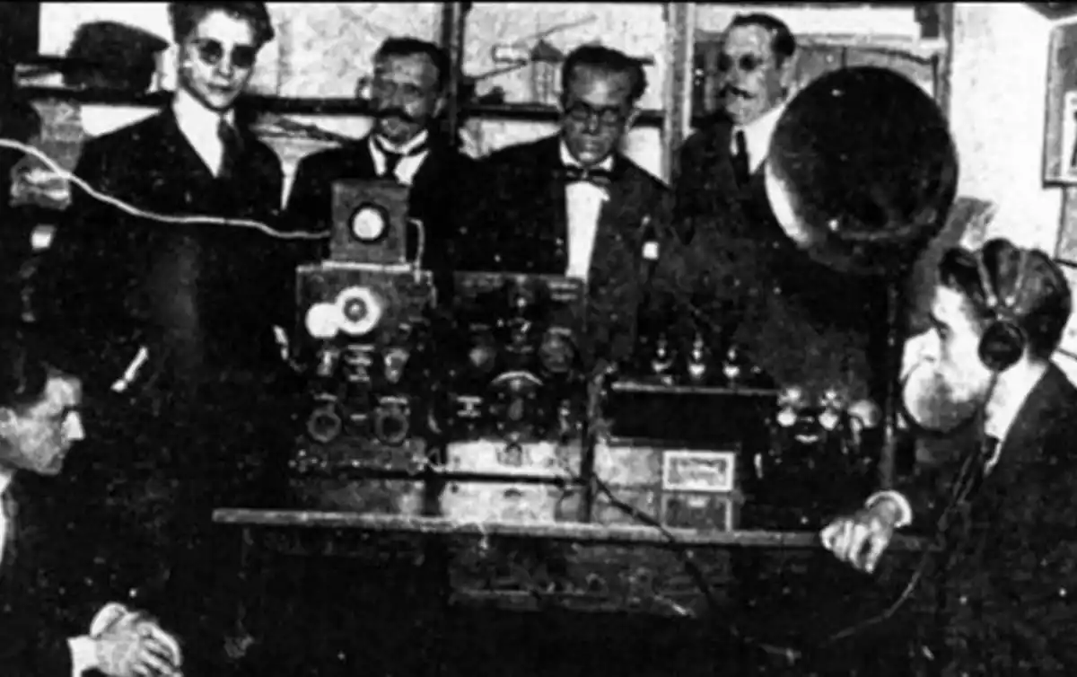 La primera transmisión de radio en la Argentina.