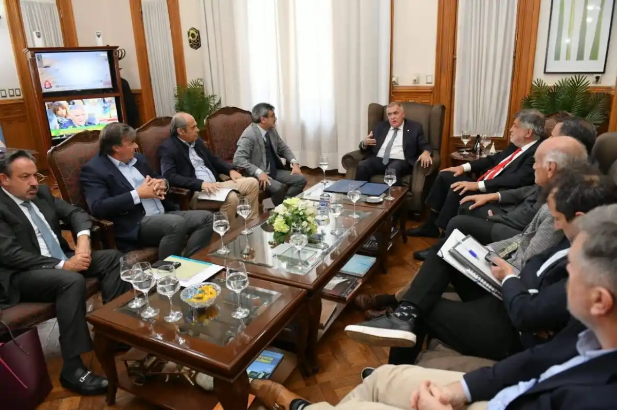 Osvaldo Jaldo, junto a Martín Rappallini y representantes de la UIA y la UIT. COMUNICACIÓN PÚBLICA