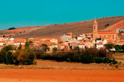 Bello, el pueblo más bonito de Aragón: de origen prehistórico y junto a la laguna salada más importante de Europa