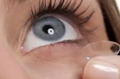 Crearon lentes de contacto que permiten ver sin luz y con los ojos cerrados: cómo funcionan