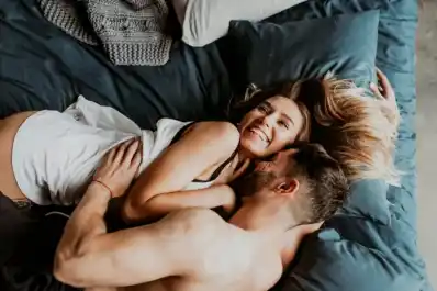 Qué es el petting, la técnica que los expertos recomiendan para reavivar la pasión en la pareja