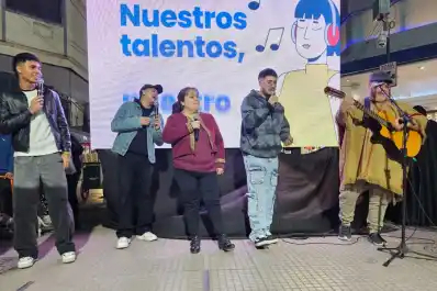Los tucumanos de La Voz Argentina dieron un show musical en la peatonal