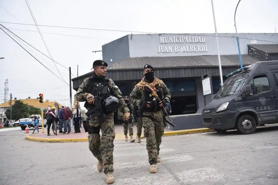 CIUDAD SITIADA. Luego de la intervención del municipio, la Policía controló durante varios días las calles de Alberdi para evitar incidentes.