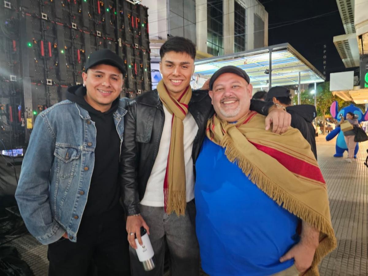 ATRÁS DE ESCENA. Los hermanos Olmos junto a Emiliano Villagra.