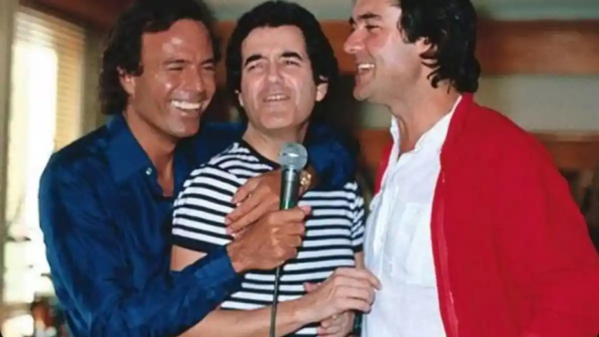 La música española de luto: Julio Iglesias se despide de Manuel de la Calva, del mítico Dúo Dinámico