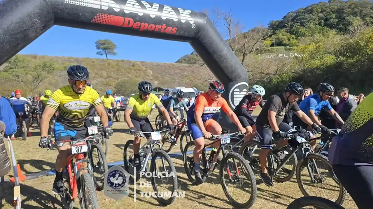 RUTA SOLIDARIA. Policías de distintas jerarquías se sumaron a la primera fecha del campeonato en El Cajón.