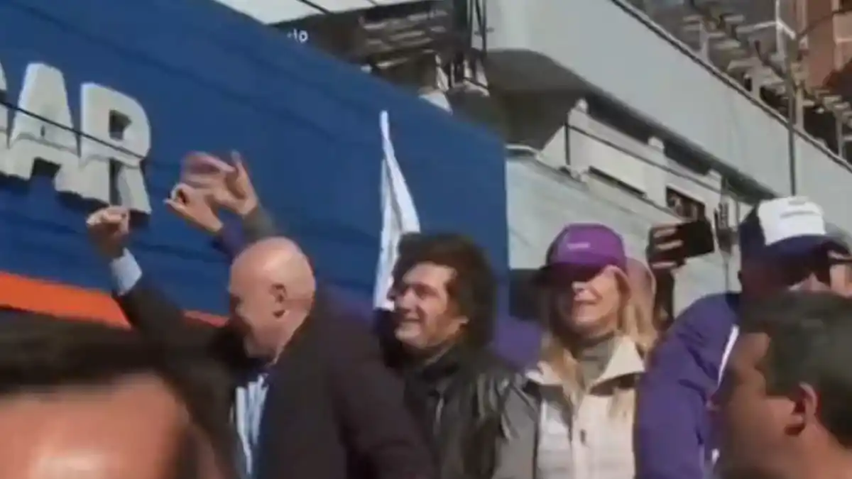 VIDEO. Así fue el momento del ataque a Milei y la comitiva presidencial en Lomas de Zamora