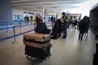 Controladores aéreos: se levantó el paro del jueves, pero se mantiene la medida para el sábado
