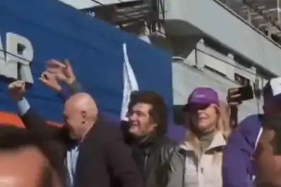 VIDEO. Así fue el momento del ataque a Milei y la comitiva presidencial en Lomas de Zamora