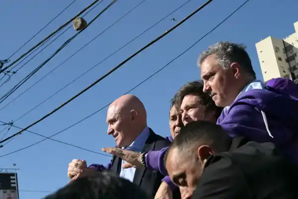 Elecciones 2025: Milei y su comitiva fueron evacuados tras un intento de agresión durante una caravana