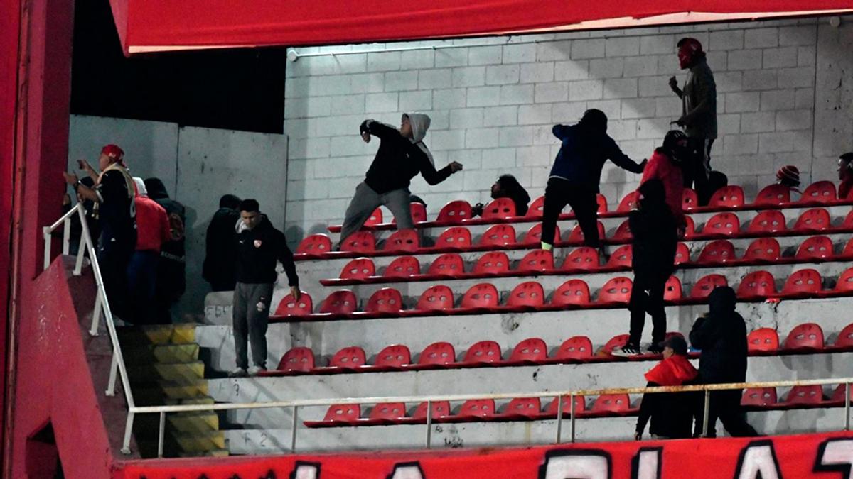 CAOS EN AVELLANEDA. La noche de Copa Sudamericana terminó suspendida por los incidentes provocados en la tribuna visitante.
