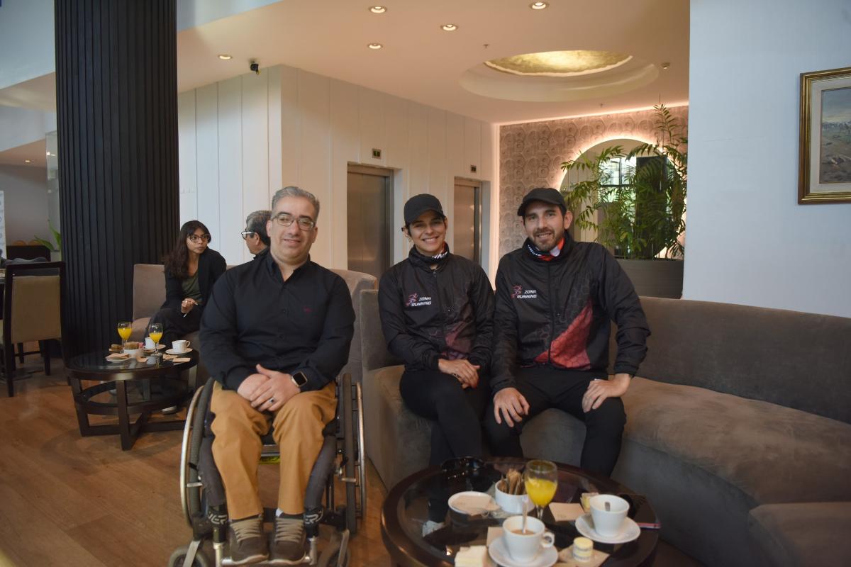 EXPECTANTES. Facundo Álvarez Villamil posa junto a Cristian Juárez, ganador de uno de los sortes de Saucony.