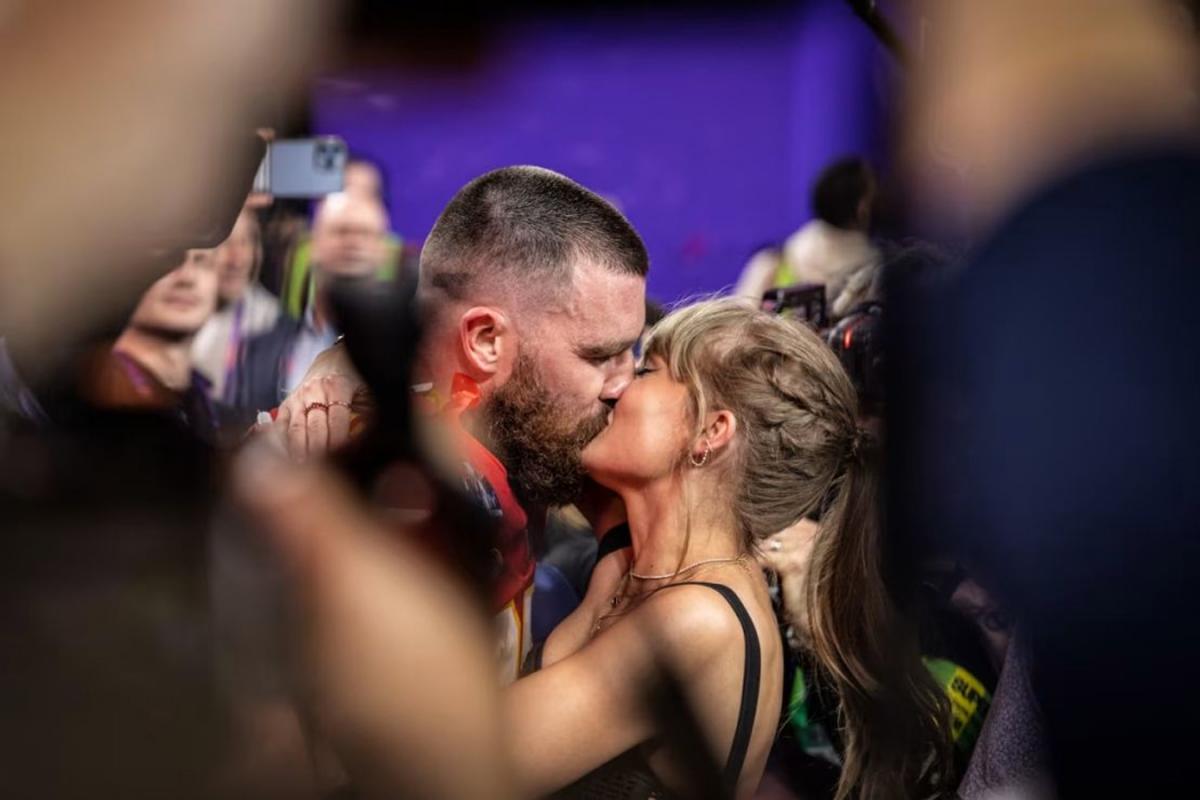 Taylor Swift y Travis Kelce anunciaron su compromiso