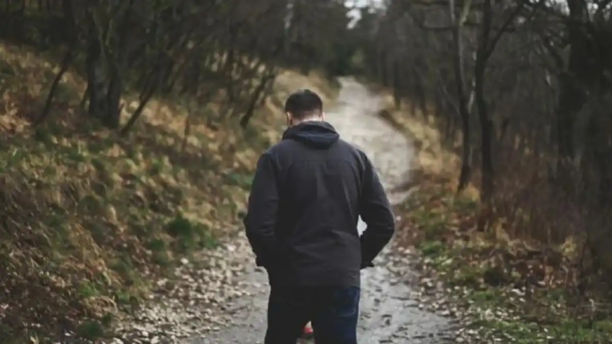 Qué dice la psicología sobre las personas que caminan mirando al piso