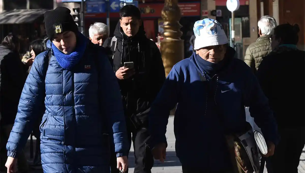 FRESCA Y SOLEADA. La jornada de este jueves obligó a las tucumanas y tucumanos a salir de casa arropados. 
