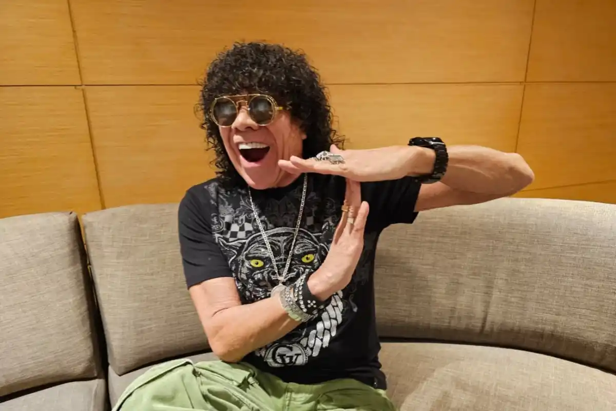 EL MANDAMÁS. Carlos La Mona Jiménez haciendo la seña de la letra T de Tucumán.