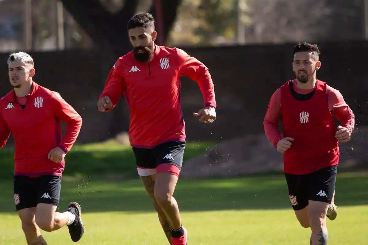 A MEJORAR. El plantel santo se entrena pensando en la primera final: el domingo contra Atlanta en La Ciudadela
