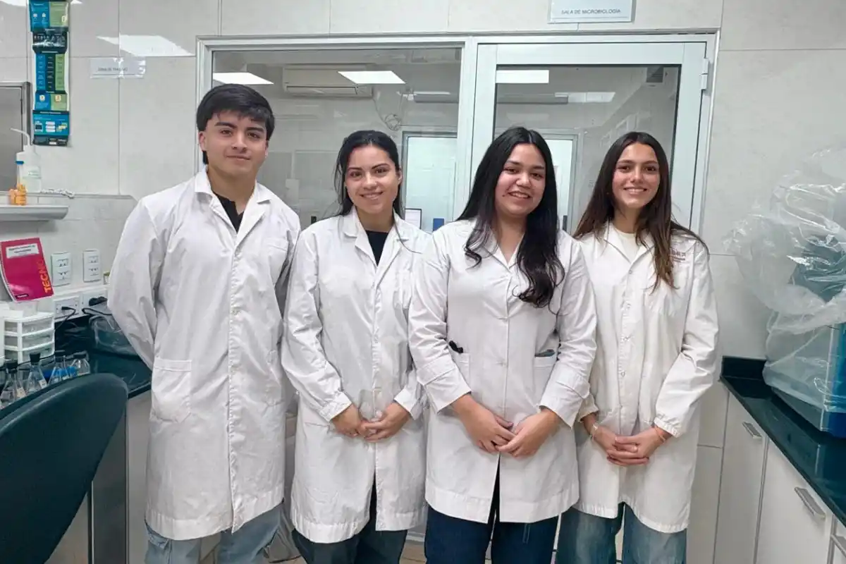 JÓVENES QUE HACEN CIENCIA. Lucas, Ariadna, Lourdes y Rosario son de la generación que elige investigar mientras estudia. / VICTORIA REINOSO, LA GACETA.