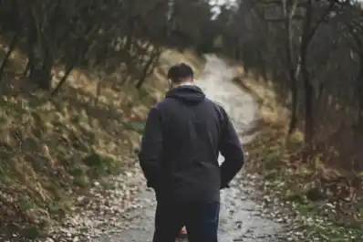 Qué dice la psicología sobre las personas que caminan mirando al piso
