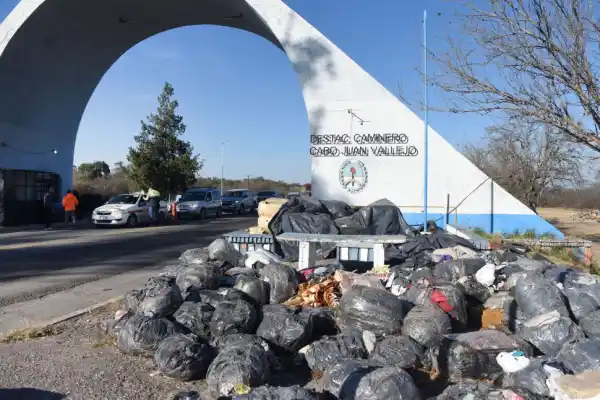 El sinuoso camino burocrático que se debe recorrer para que no se pudran ropa y frazadas