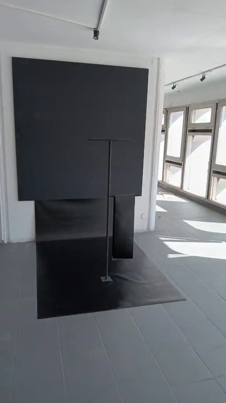 IMPONENTE. La instalación pictórica de María Alejandra Galván trabaja con una acentuada geometría.