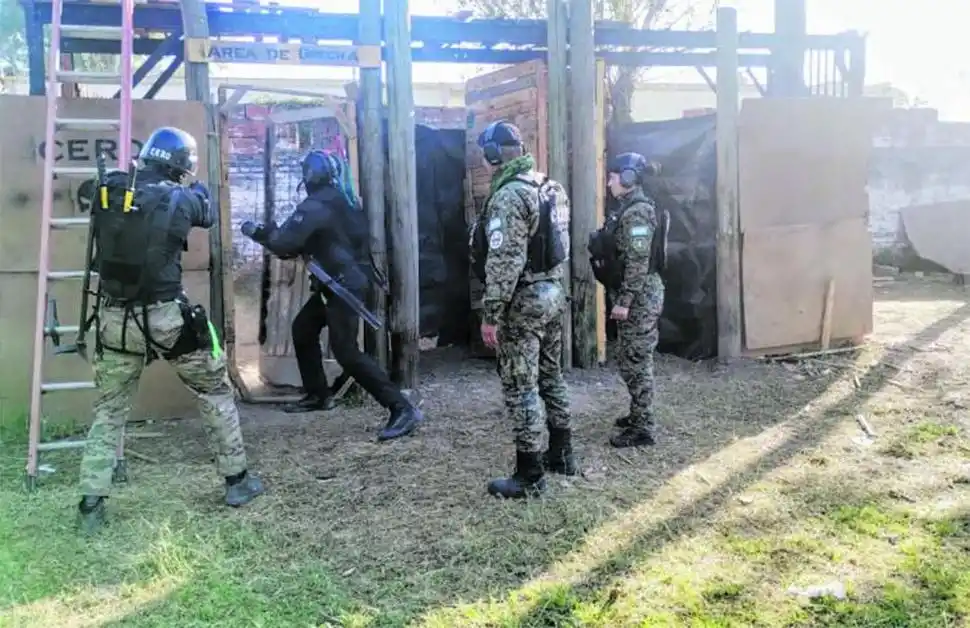 BRECHERO. En un curso internacional, los efectivos se capacitaron para realizar allanamientos nocturnos.