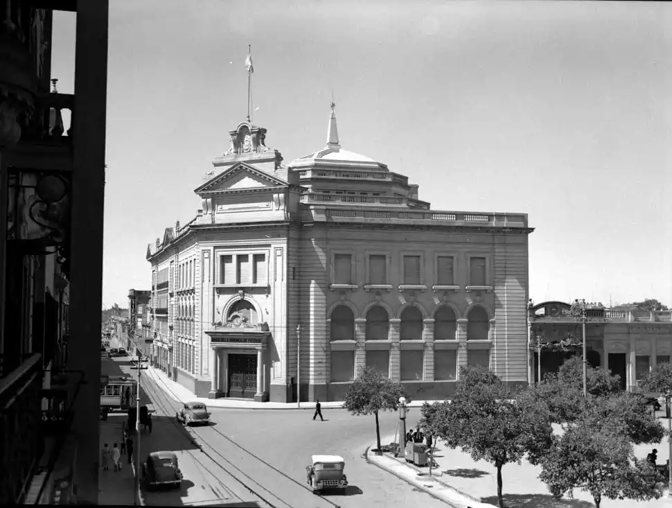 Recuerdos fotográficos: Años 30. Surtidores de combustible en las veredas de la plaza