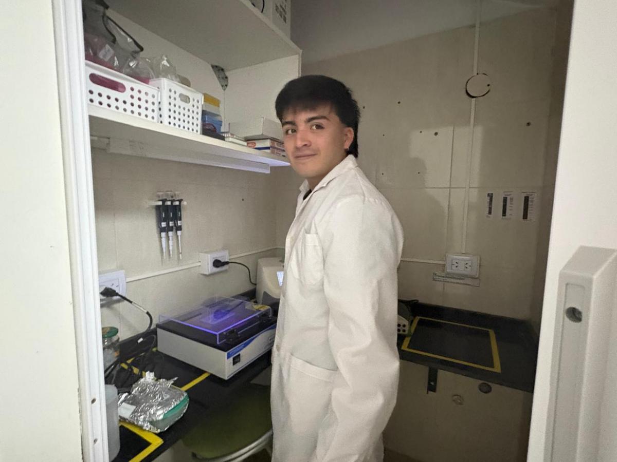 EN EL CUARTO. Lucas Gallo (23, cuarto año de Bioquímica) se incorporó al Immca en mayo como agregado estudiantil. / VICTORIA REINOSO, LA GACETA