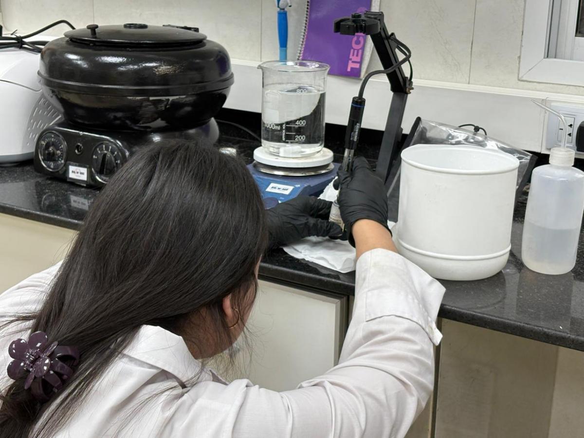 HACIENDO PRUEBAS. Lourdes Agustina Henzelmann (23, quinto año de Biotecnología) desarrolla su tesina centrada en Alzheimer. / VICTORIA REINOSO, LA GACETA