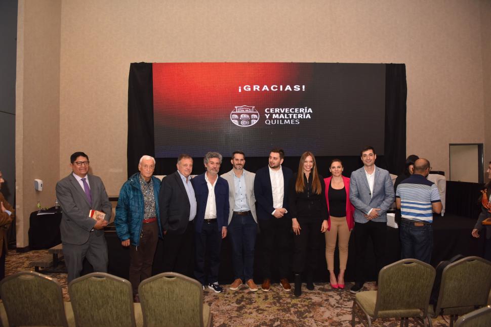 ALIANZAS ESTRATÉGICAS. Las autoridades de las fundaciones del Tucumán y León posan, tras el Foro “Impulso NOA”, presentado por LA GACETA.