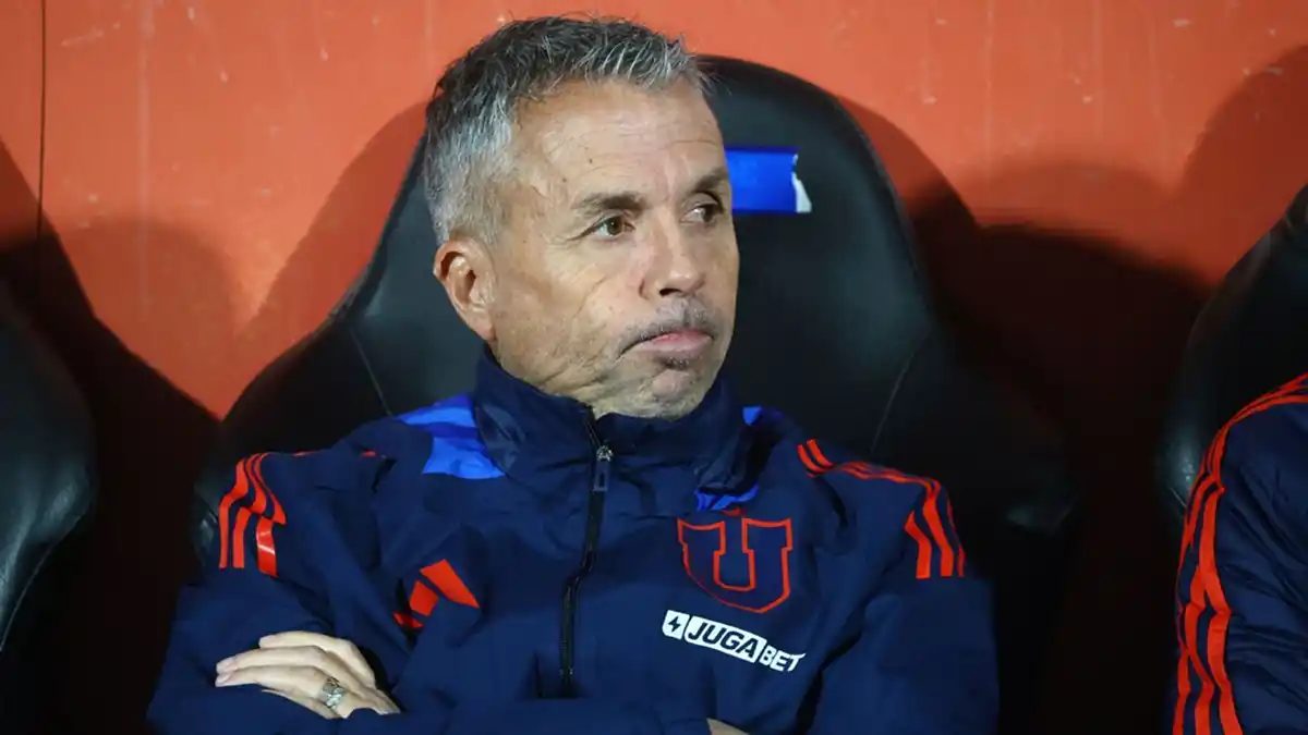 DOLOR. El entrenador de la U de Chile denunció que su hijo de nueve años estuvo encerrado en un palco y fue amenazado por hinchas.