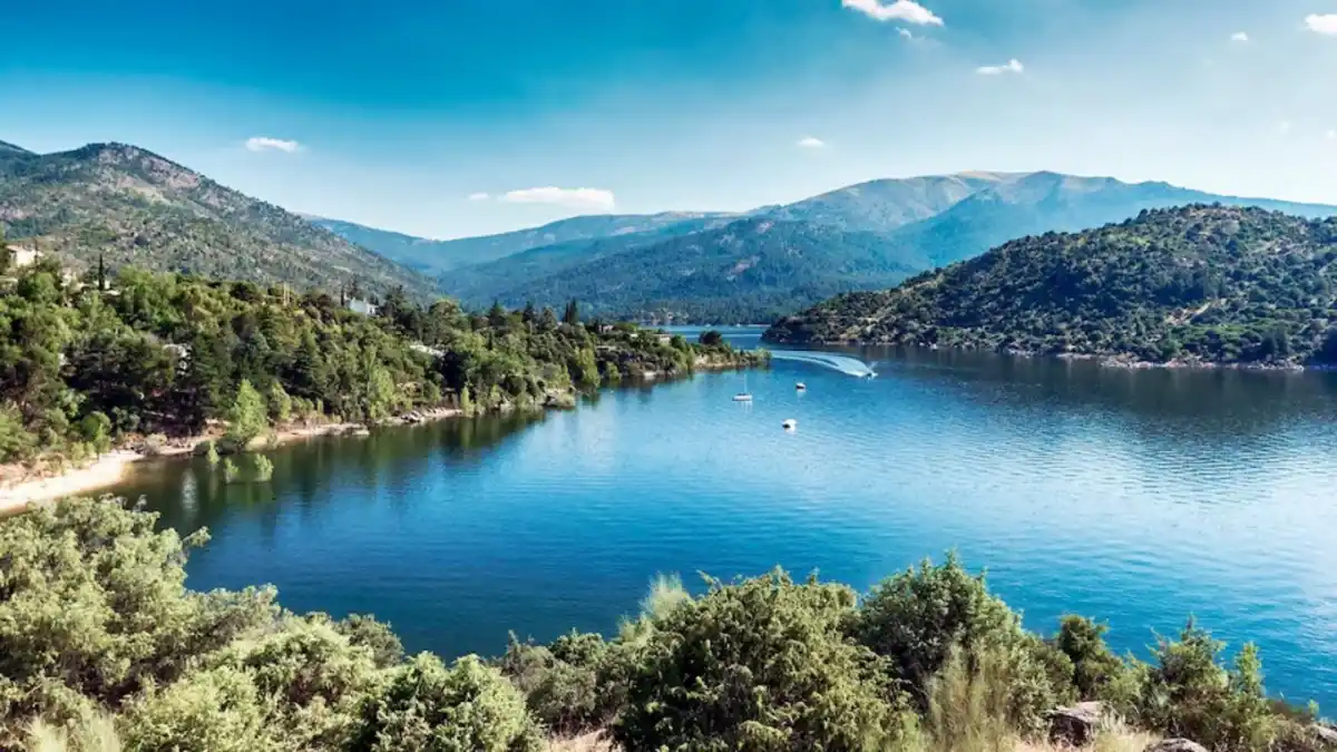 El embalse más antiguo de España que parece una playa y está a solo una hora y media de Madrid