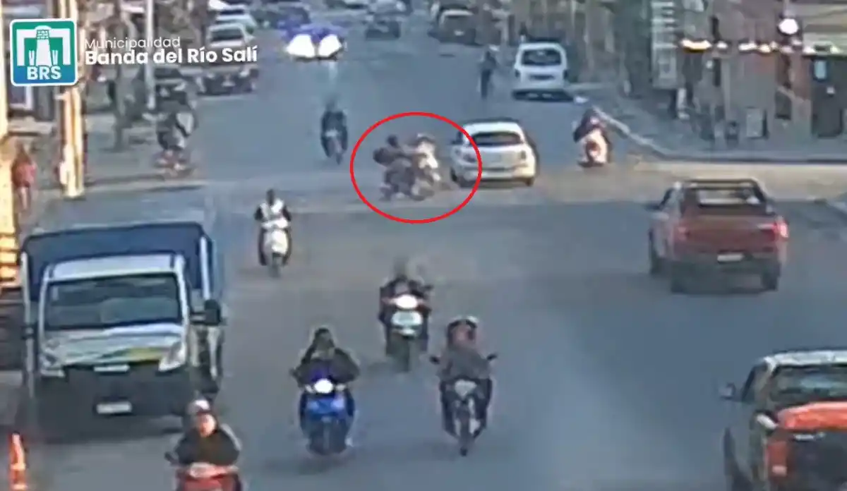 Accidente en Banda del Río Salí, captado por las cámaras: tres heridos tras un choque entre dos motocicletas