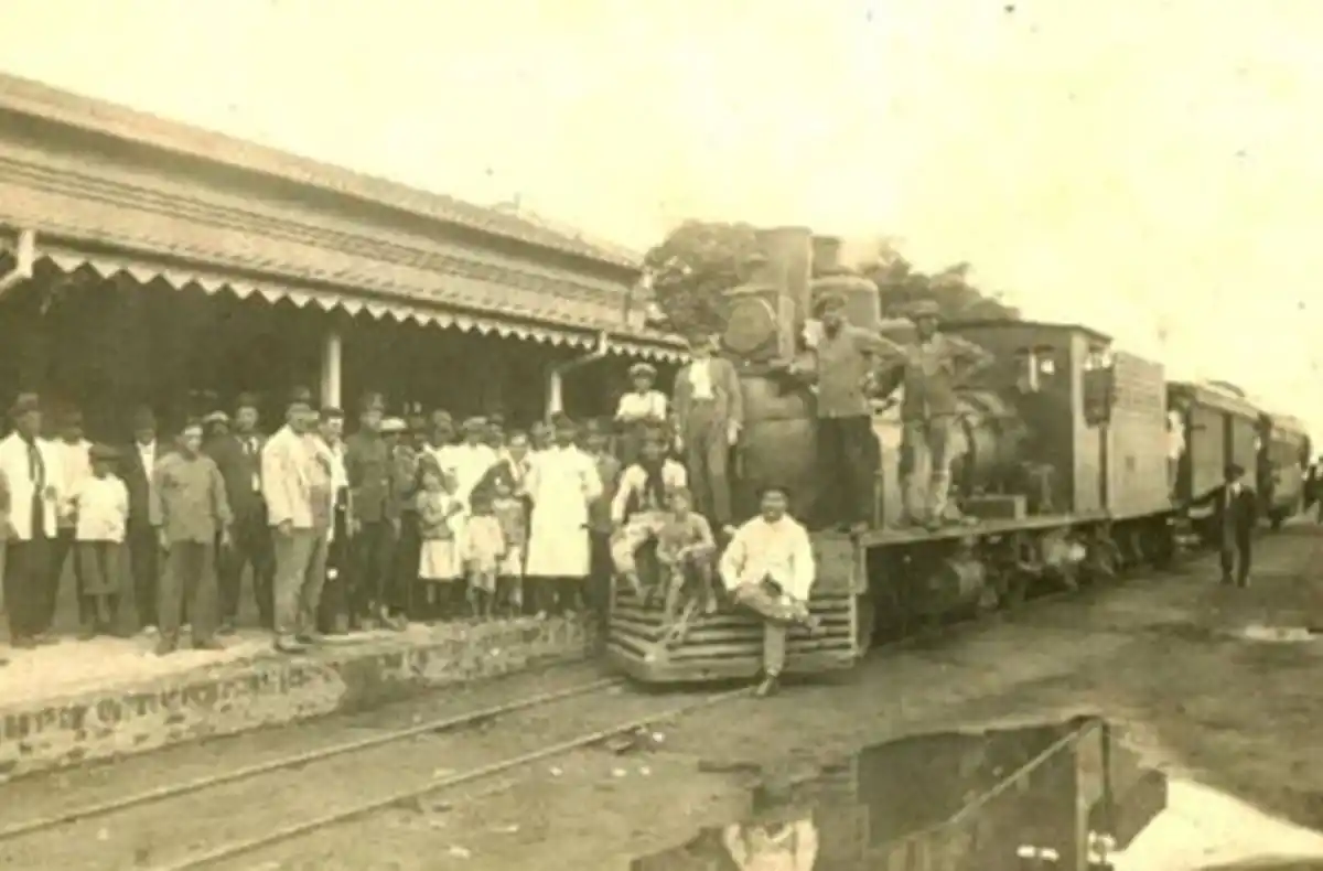 EN BUENOS AIRES. Cientos de personas presenciaron el viaje inaugural de La Porteña.