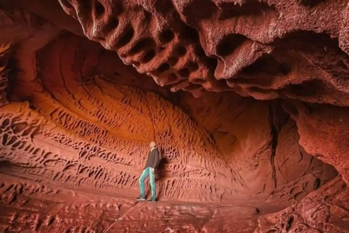 No es Marte, es Cataluña: la ruta de senderismo familiar que conduce a una cueva prehistórica