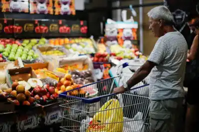 Inflación en Argentina: los alimentos subieron 3% en agosto, según un relevamiento privado
