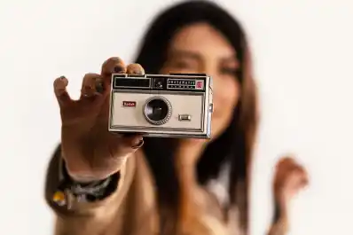 Entre auriculares, emojis y lo retro, una generación cambia la forma de relacionarse