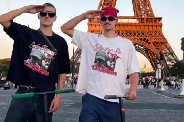 Dos jóvenes vascos llegan a París en patinete tras recorrer más de 1.000 km con solo 100 euros