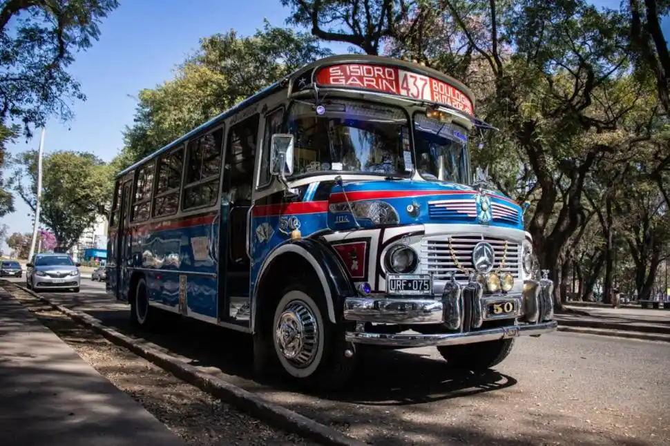 LLAMATIVO. El ómnibus capta la atención y sorprende a quién lo ve pasar por las callecitas tucumanas.