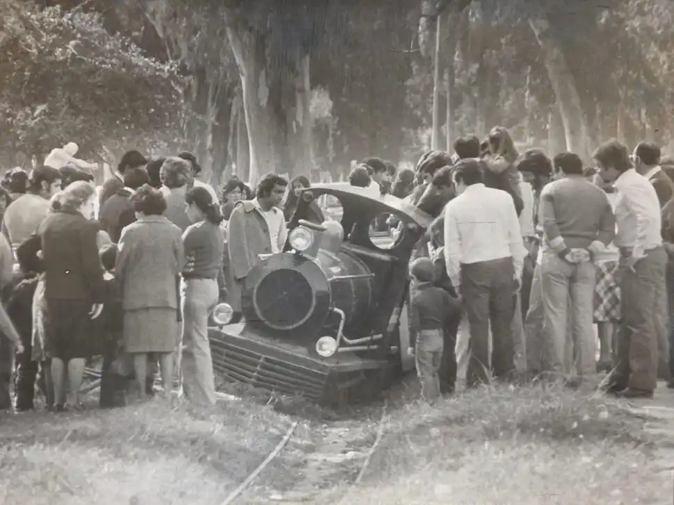 Recuerdos fotográficos: tres inocuos descarrilamientos del trencito del parque