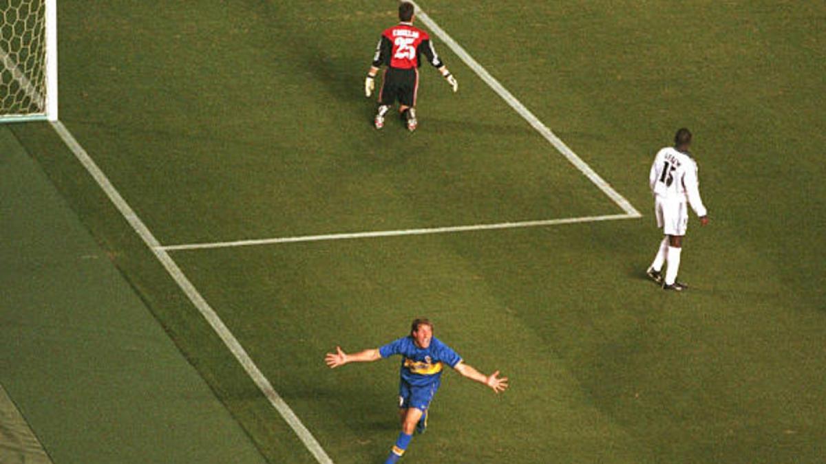 SIN RESPUESTA. Iker Casillas no logró contener el remate de Palermo en Tokio.