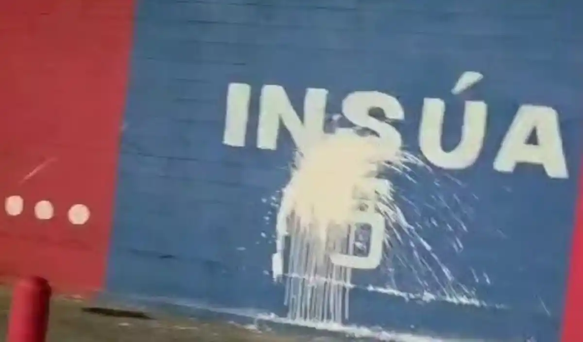 Los hinchas de Huracán vandalizaron un mural de San Lorenzo.