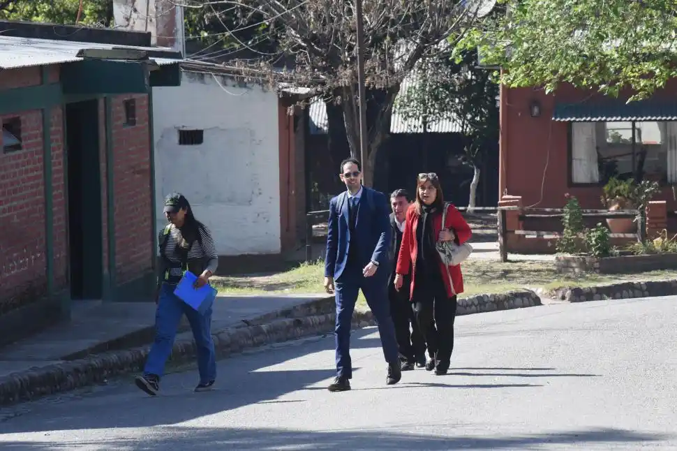 EN LA SEDE DE GENDARMERÍA. El ex intendente Luis Campos y su esposa, la legisladora Sandra Figueroa, al asistir a la indagatoria.