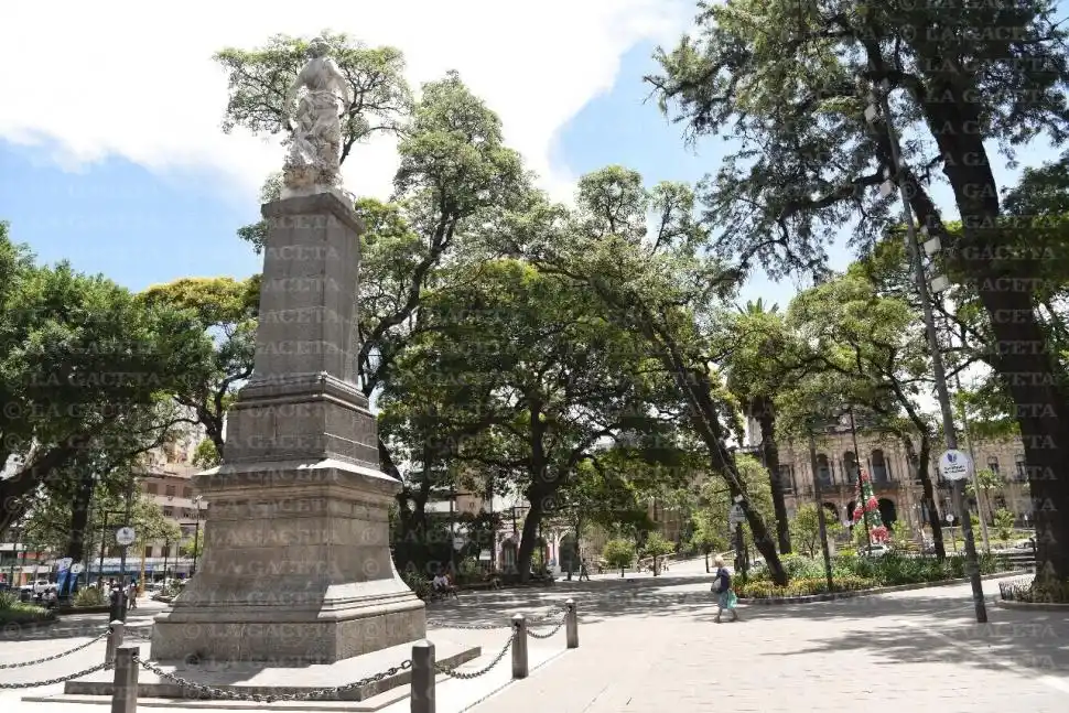 Recuerdos fotográficos: contra todos, Lola Mora puso a la Libertad mirando al cerro