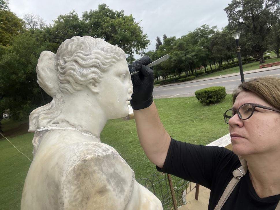 LIMPIEZA. Fagalde va despojando a la escultura de restos de materiales.