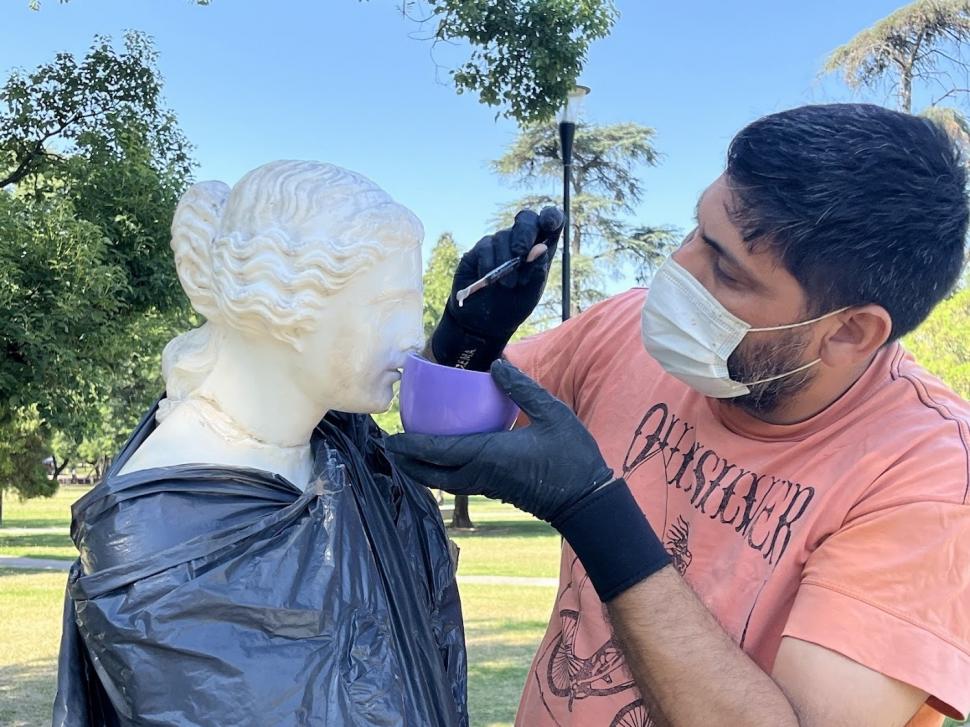 AL MILÍMETRO. Así se completa la restauración. Aquí, Sánchez trabaja con resina para reintegrar partes faltantes.