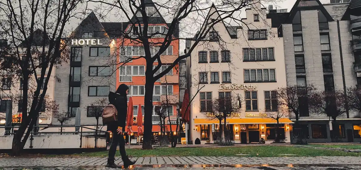 POSTAL DE COLONIA. Tres estudiantes de carreras de Filosofía y Letras de la UNT podrán viajar a esta ciudad con una beca. / UNSPLASH