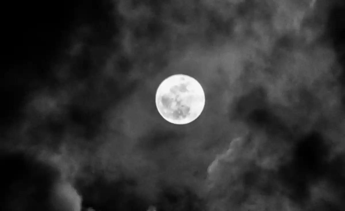 ¿Naranja, violeta o multicolor?: descubrieron cuál es el verdadero color de la Luna